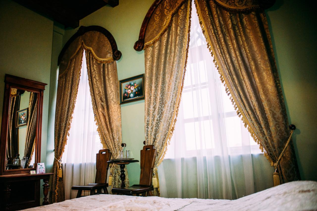 Antique House Hotel Dubno Ngoại thất bức ảnh