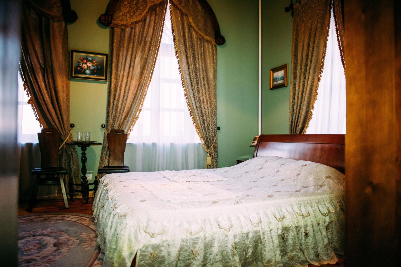 Antique House Hotel Dubno Ngoại thất bức ảnh