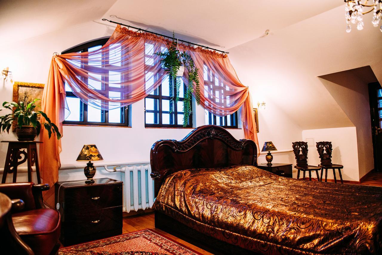 Antique House Hotel Dubno Ngoại thất bức ảnh