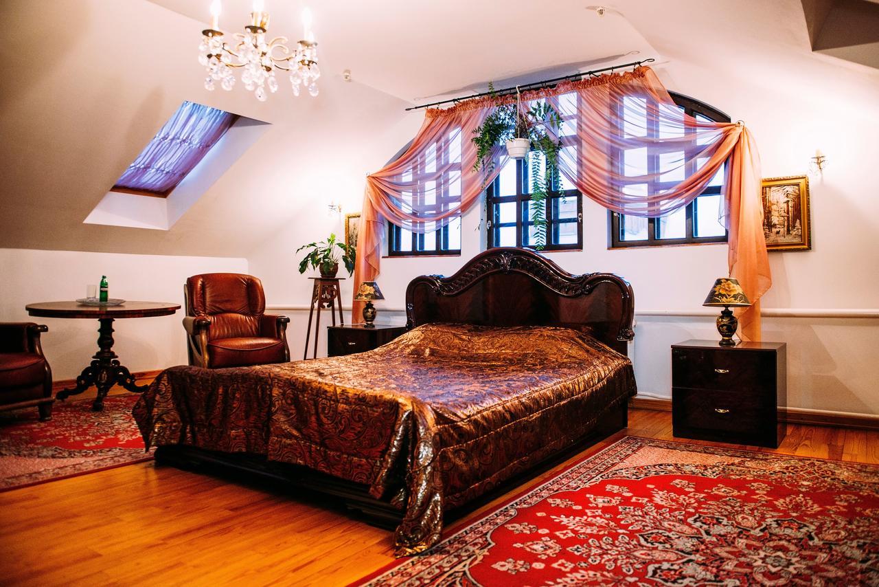 Antique House Hotel Dubno Ngoại thất bức ảnh