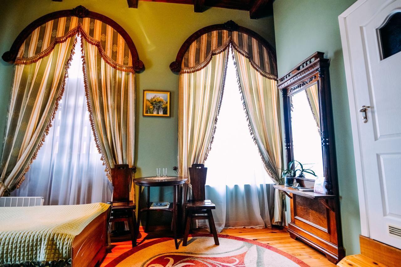 Antique House Hotel Dubno Ngoại thất bức ảnh